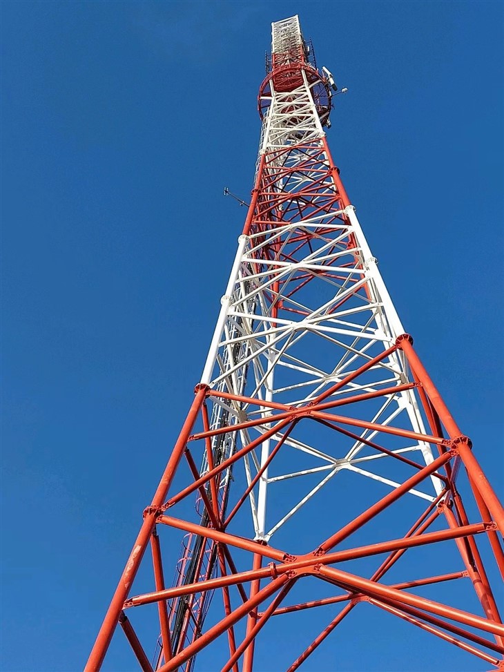Tour d'antenne autoportante